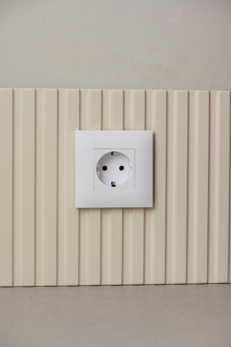 SKANDY Розетка с заземлением без защитных шторок 16А SK-R05W арктический белый IEK